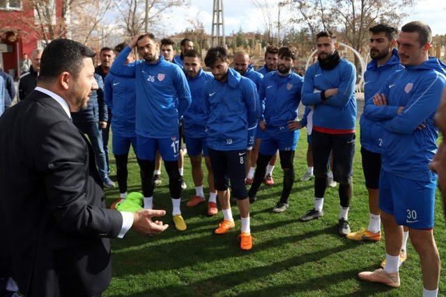 Başkan Arı, Nevşehir Belediyesporlu futbolculara moral verdi