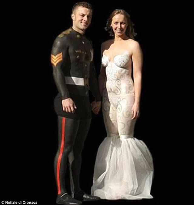 431B568A00000578-4774566-That_s_one_way_to_dress_on_a_budget_One_bride_and_groom_decided_-a-43_1502279463763