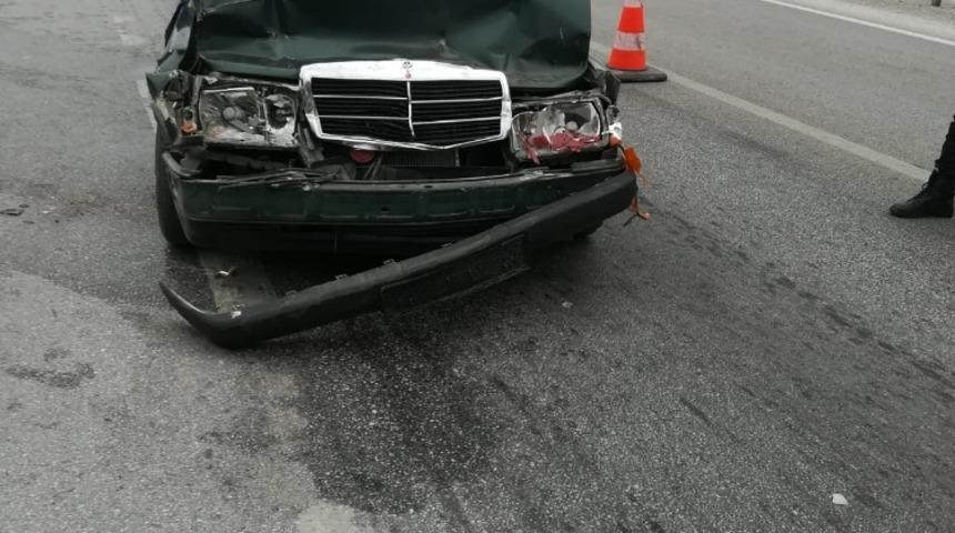 Otomobil ile kamyonet &ccedil;arpıştı: 3 yaralı