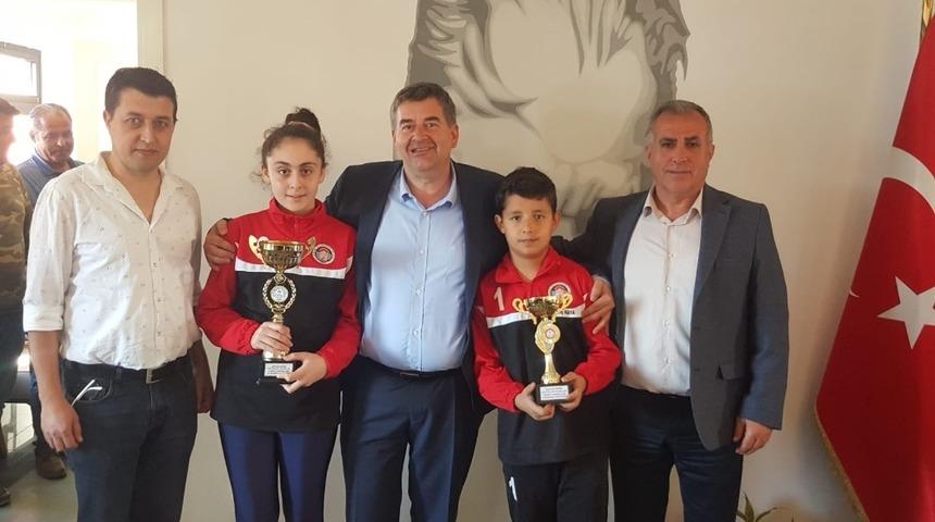 &Ccedil;eşmeli satran&ccedil;&ccedil;ılar, başarılarını Başkan Oran ile paylaştı