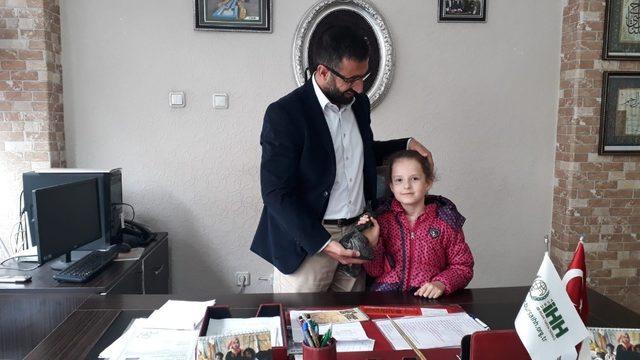 5 yaşındaki Sara Hanzade harçlıklarını Yemen’deki yetim çocuklara gönderdi