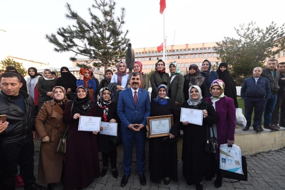 Başkan Asya mazbatasını aldı