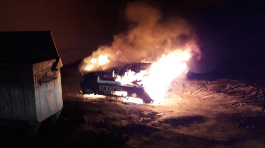 Park halindeki ara&ccedil; yanarak hurdaya d&ouml;nd&uuml;