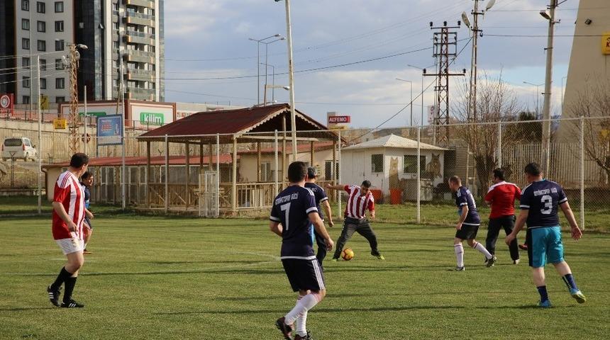 Vali Ayhan, polislerle forma terletti