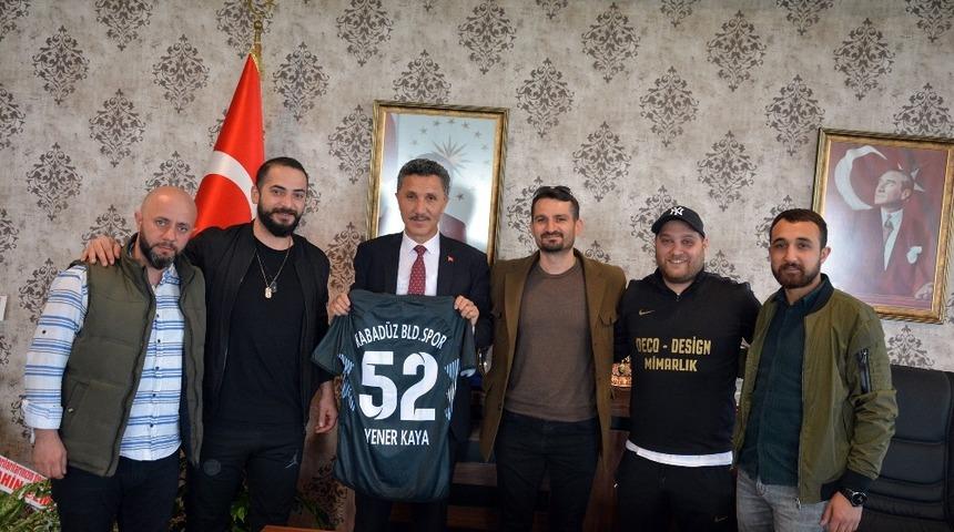 Başkan Kaya&rsquo;ya forma hediyesi