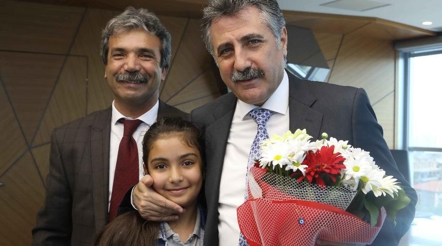 Belediye kapılarını halka a&ccedil;tı, ziyaret&ccedil;i akınına uğradı