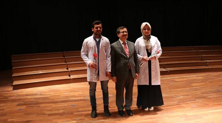 Eczalık Fak&uuml;ltesi&rsquo;nde &ouml;nl&uuml;k giyme t&ouml;reni ger&ccedil;ekleştirildi