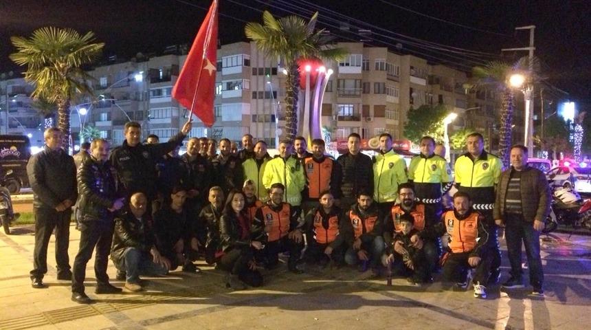 Kavga ihbarına giden polislere s&uuml;rpriz kutlama