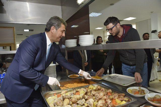 Başkan Köse öğle yemeğini personelle birlikte yedi