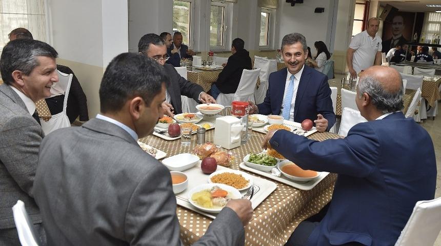 Başkan K&ouml;se &ouml;ğle yemeğini personelle birlikte yedi