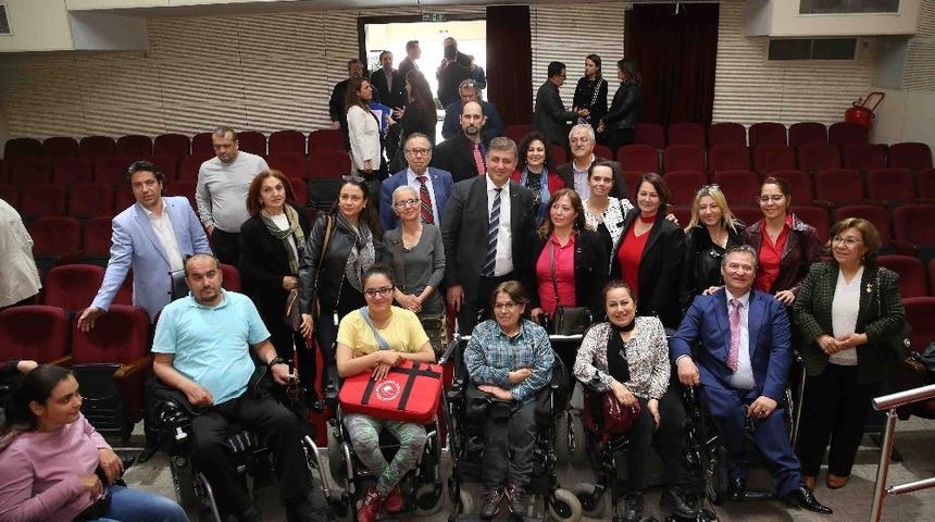 Başkan Tugay’dan engellilere özel yüzme havuzu