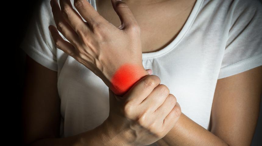 Titiz ev hanımlarını seven hastalık: Karpal tünel sendromu