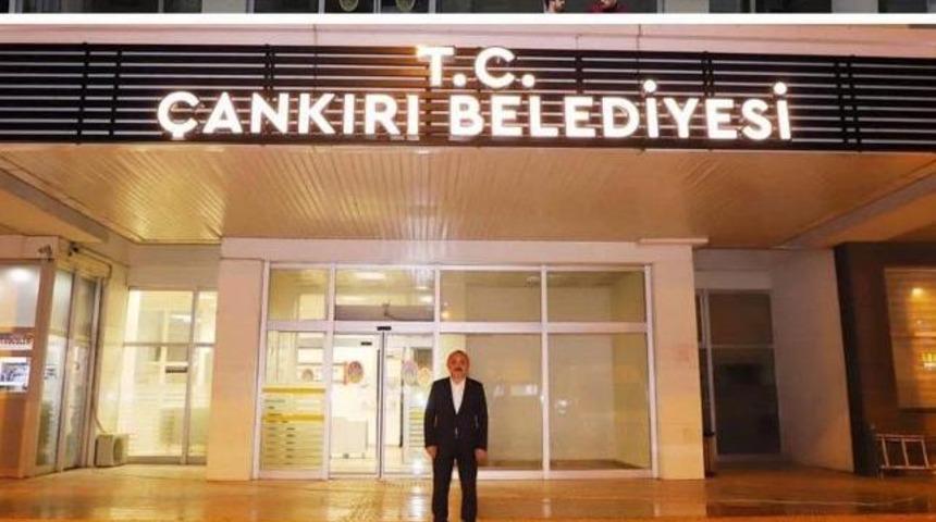 Başkan seçilir seçilmez belediye binasına 'T.C.' ibaresini geri getirdi!