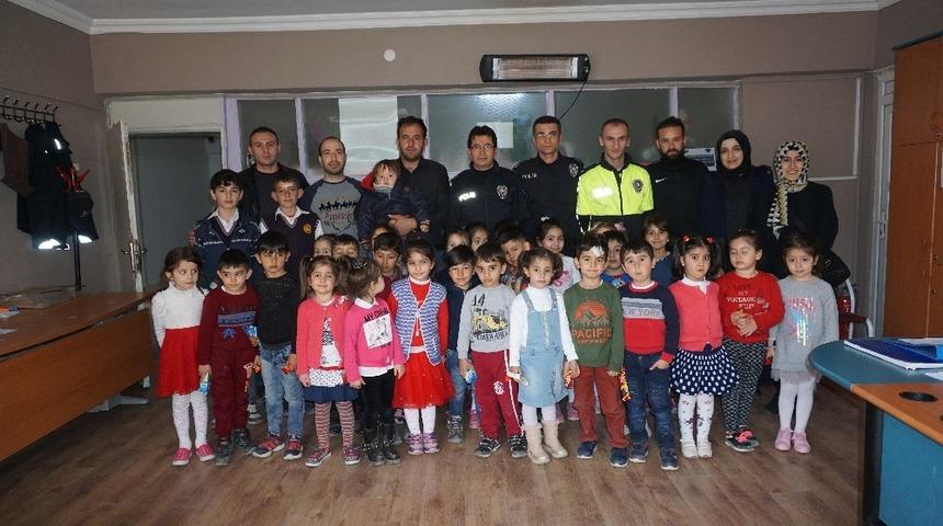 Polisten minikleri önemli görev