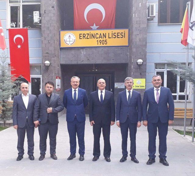 Rektör Akın’dan, mezun olduğu Erzincan Lisesinde öğrencilerle bir araya geldi