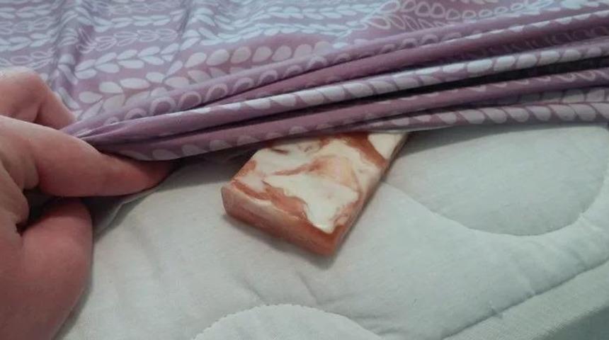 Yatmadan &ouml;nce &ccedil;arşafın altına sabun koydu! Bakın ne işe yarıyor