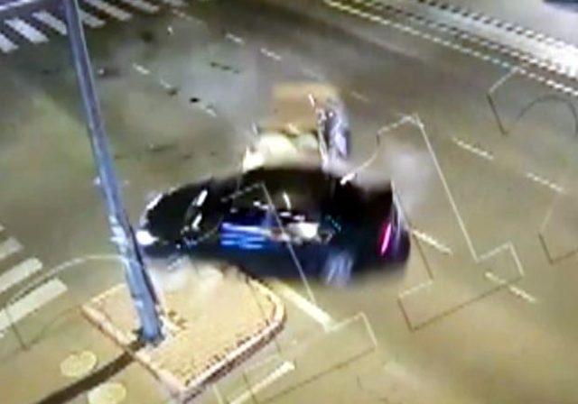 Kayseri'de 2 otomobil çarpıştı: 1 ölü, 8 yaralı