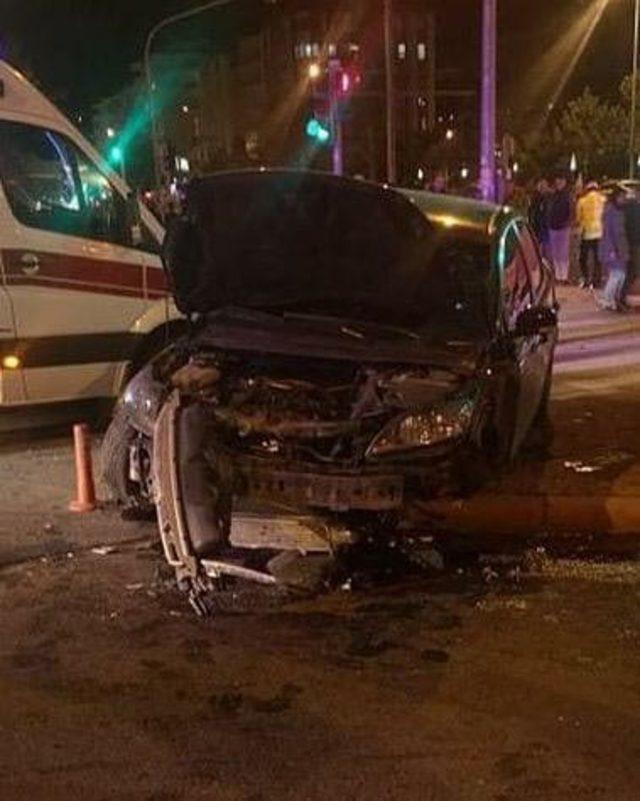 Kayseri'de 2 otomobil çarpıştı: 1 ölü, 8 yaralı