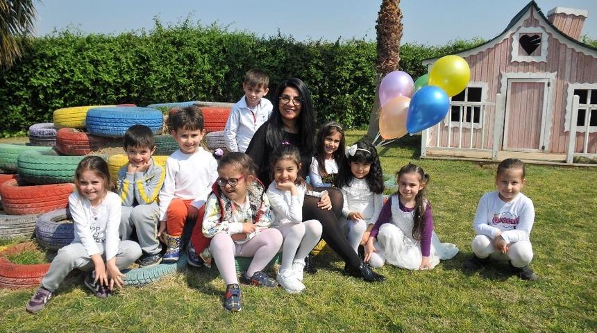 Yemyeşil atmosferde &ouml;zg&uuml;venli &ccedil;ocuklar yetiştiriyorlar