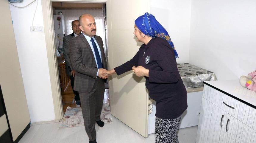 Anne ile engelli &ccedil;ocuğuna &ccedil;at kapı destek