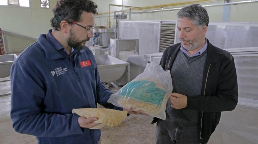 Sınır &ouml;tesine yardımlar s&uuml;r&uuml;yor