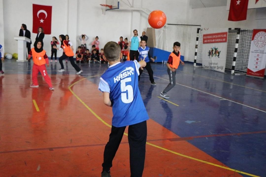 Hem eski oyunları &ouml;ğrendiler hem de yarıştılar