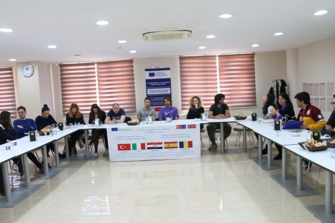 Avrupa&rsquo;dan gelen gen&ccedil;ler yurt dışındaki ırk&ccedil;ılığı satran&ccedil;la yenecek