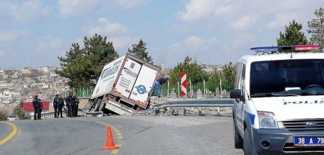 Sürücüsünün direksiyon hakimiyeti kaybettiği kamyon duvara çarptı: 1 yaralı