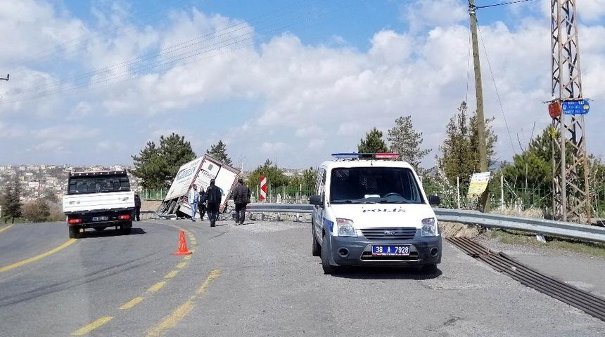 S&uuml;r&uuml;c&uuml;s&uuml;n&uuml;n direksiyon hakimiyeti kaybettiği kamyon duvara &ccedil;arptı: 1 yaralı