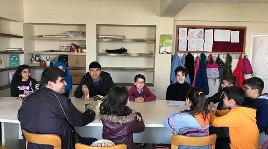 Bilnetli öğrencilerden engelliler okuluna anlamlı ziyaret