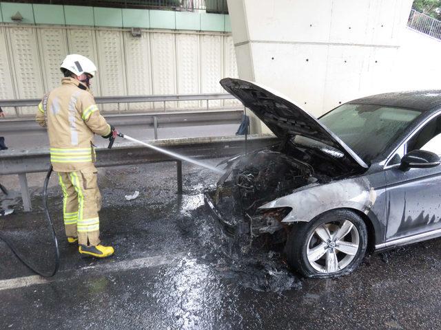 Üsküdar'da otomobil alev alev yandı(1)