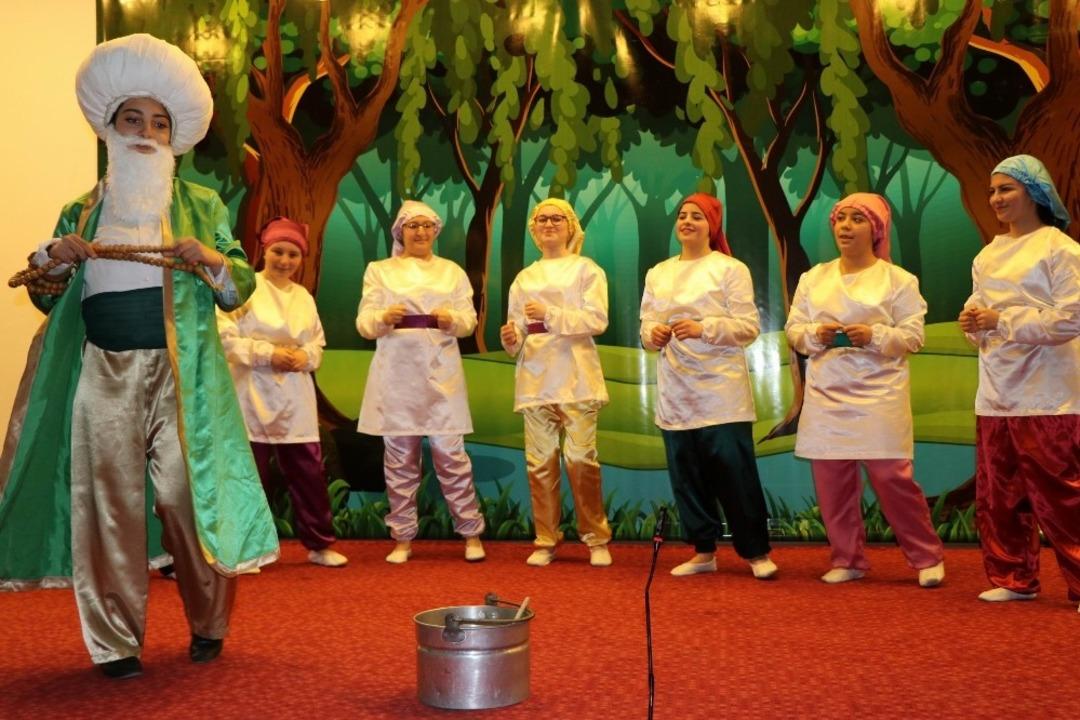 Lise &ouml;ğrencileri masal kahramanlarını canlandırdı