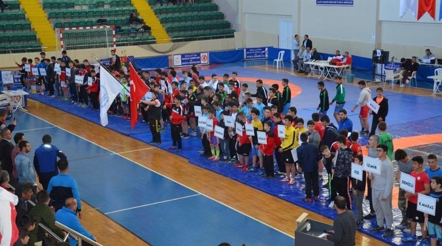 Güreş Türkiye Birinciliği Müsabakalarında heyecan sürüyor