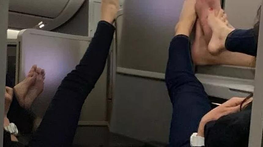 Havada neler oluyor? Çiftin uçakta yaptığı hareket gündem oldu