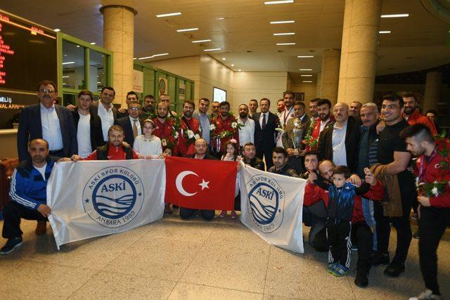 ASKİ Spor Kulübü güreşçileri yeni başarılara imza atıyor