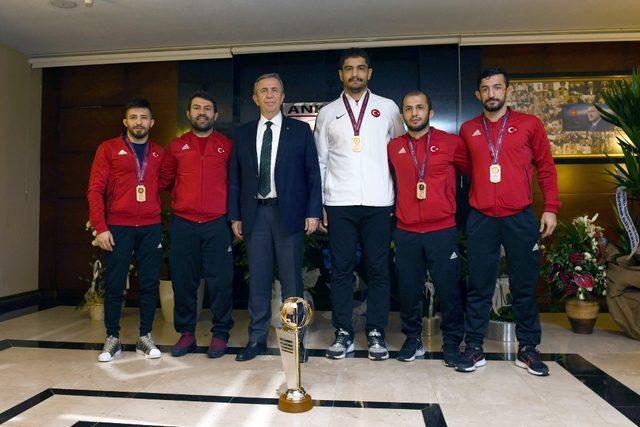 ASKİ Spor Kulübü güreşçileri yeni başarılara imza atıyor