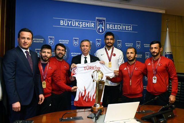 ASKİ Spor Kulübü güreşçileri yeni başarılara imza atıyor