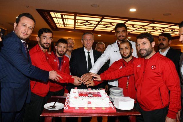 ASKİ Spor Kulübü güreşçileri yeni başarılara imza atıyor