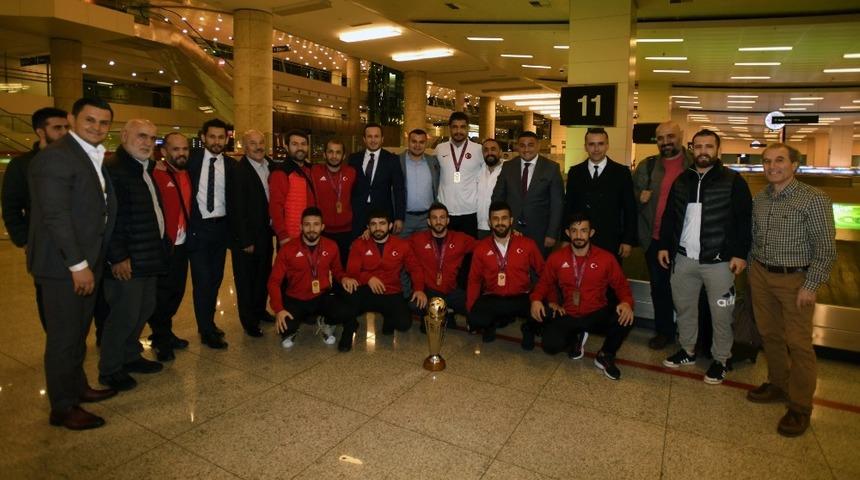 ASKİ Spor Kulübü güreşçileri yeni başarılara imza atıyor