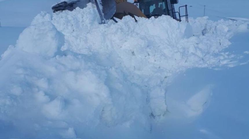 Başkale’de çığ tehlikesinden dolayı mahalle yolu yeni ulaşıma açıldı