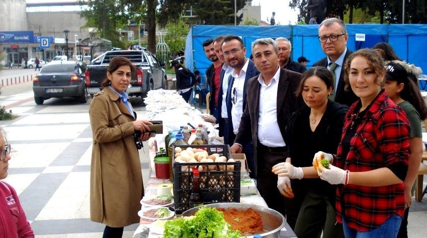 Okul kütüphanesi ve yemekhanesi için kermes