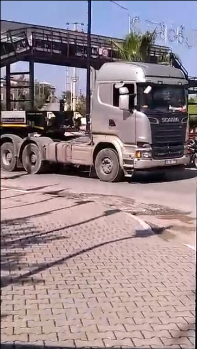 TIR'ın dorsesindeki iş makinesi köprüye çarptı