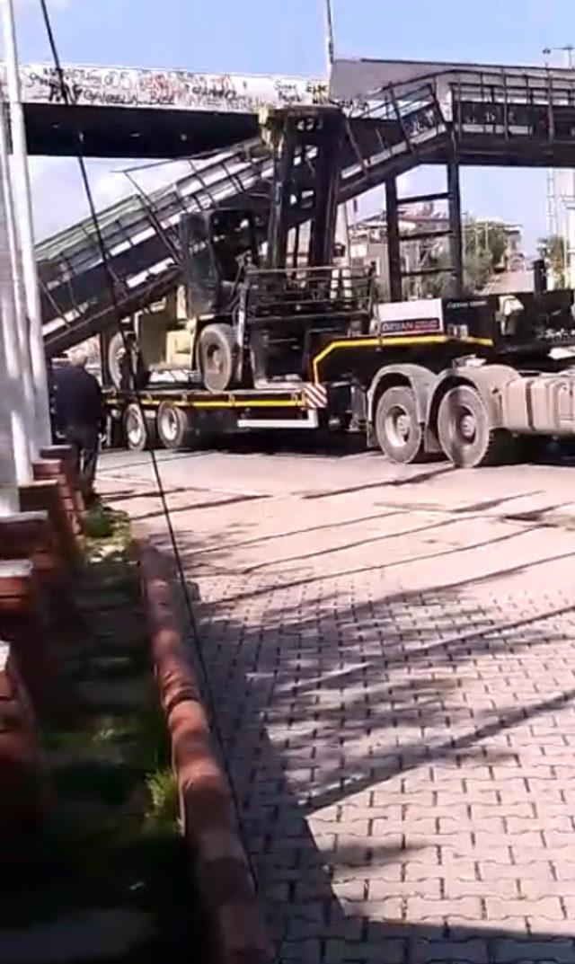 TIR'ın dorsesindeki iş makinesi köprüye çarptı