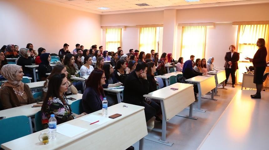 HK&Uuml;&rsquo;deki hemşire adayları ağrı y&ouml;netimini &ouml;ğrendi