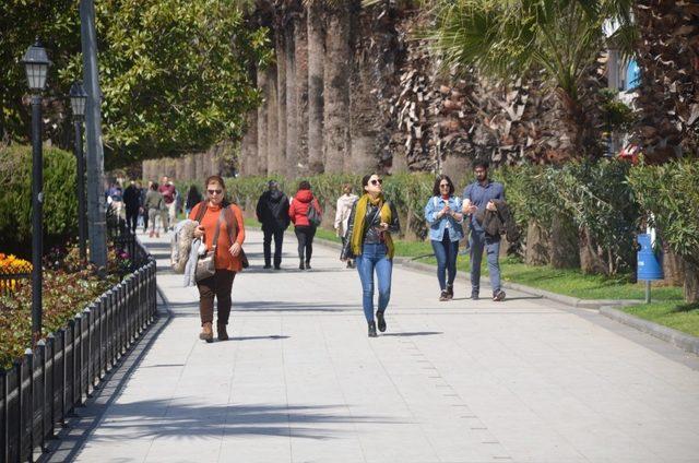 Havalar ısındı, vatandaşlar sahile akın etti