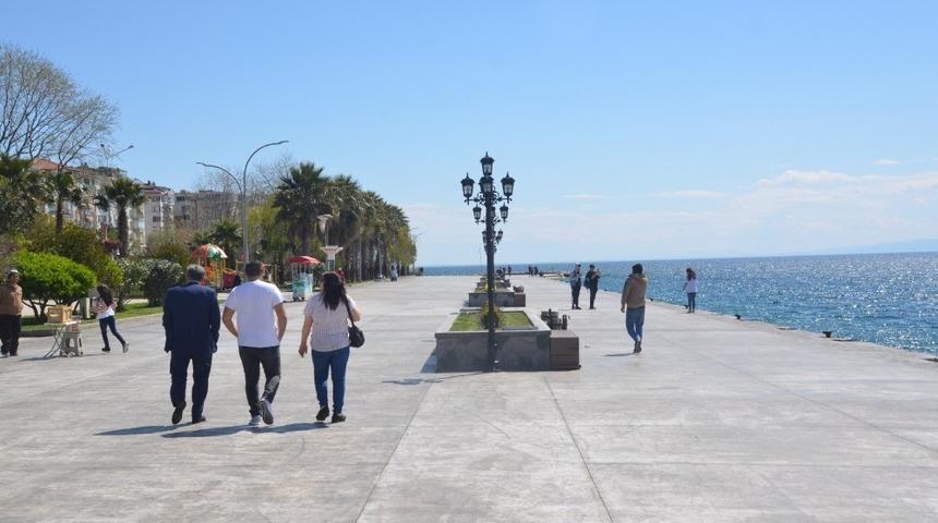 Havalar ısındı, vatandaşlar sahile akın etti