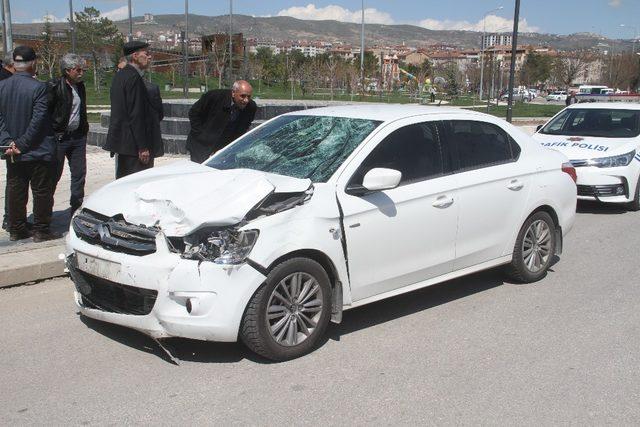 Elazığ’da otomobil ile motosiklet çarpıştı: 1 ağır yaralı