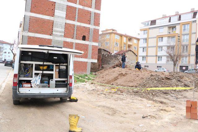 Temel kazısında insan kafatası ve kemikleri bulundu