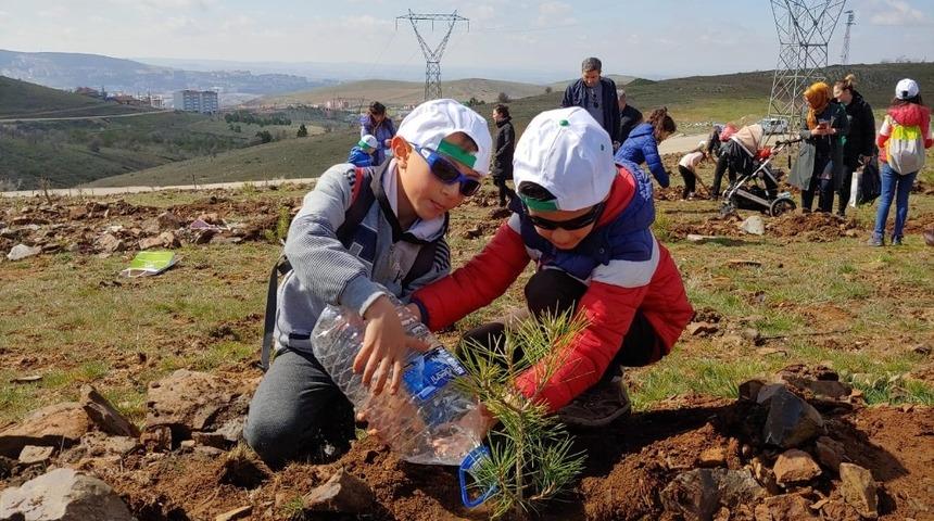 Öğrenciler fidan dikti