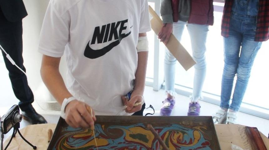 Tedavi görürken ebru sanatını öğrendiler